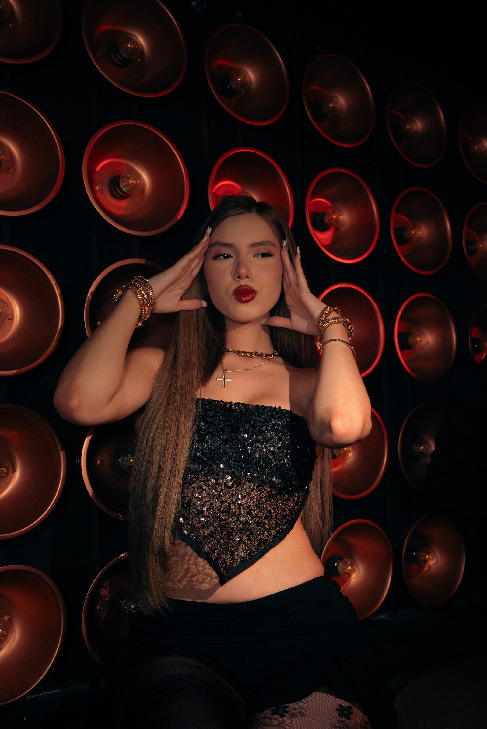 Miranda León cantando en un club durante una fecha producida por ÆLITH Productions