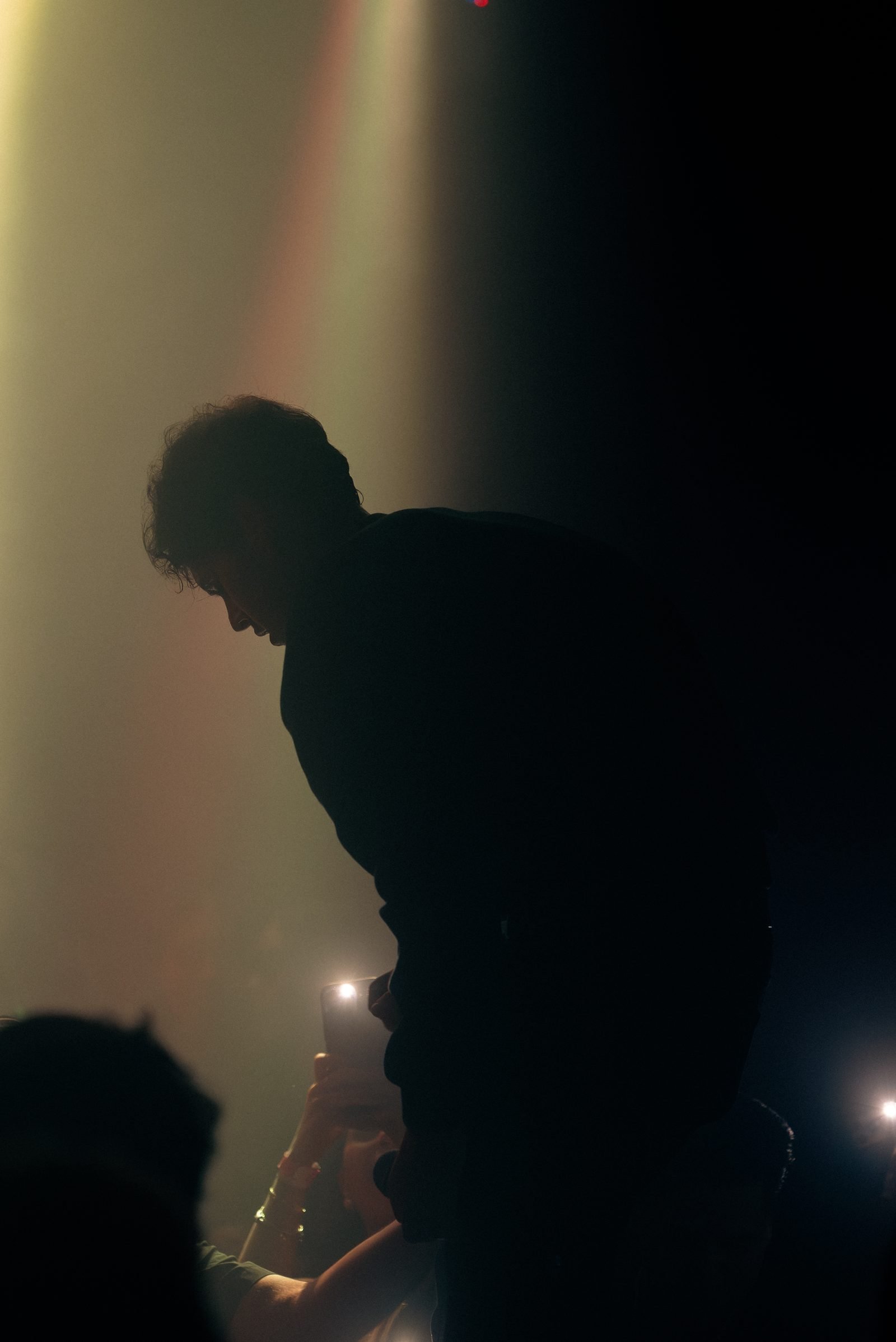Régulo Molina en escena durante una presentación producida por ÆLITH Productions